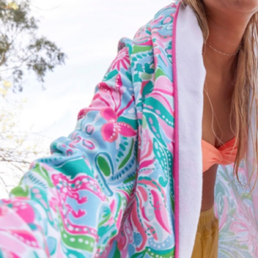 Lilly Pulitzer Lounge Towel Oversized Floral Pink Blue Beach Blanket Picnic NWT - Picture 4 of 8